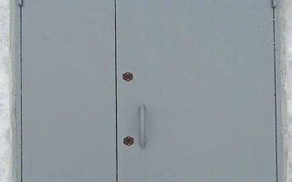 полуторная металлич6ская дверь с фрамугой