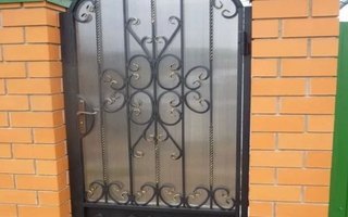 арочная решетчатая дверь для загородного дома