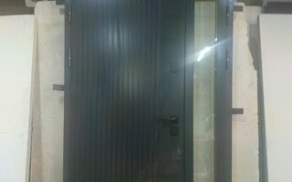 входная двустворчатая дверь с порошковым покрытием и стеклопакетами