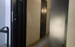 дверь тамбурная с распашной створкой, положение в открытом виде