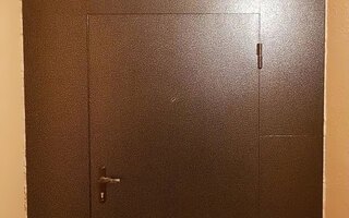 тамбурная металлическая дверь с порошковым напылением коричневого цвета