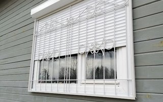 кованная прямая решетка с порошковым напылением белого цвета